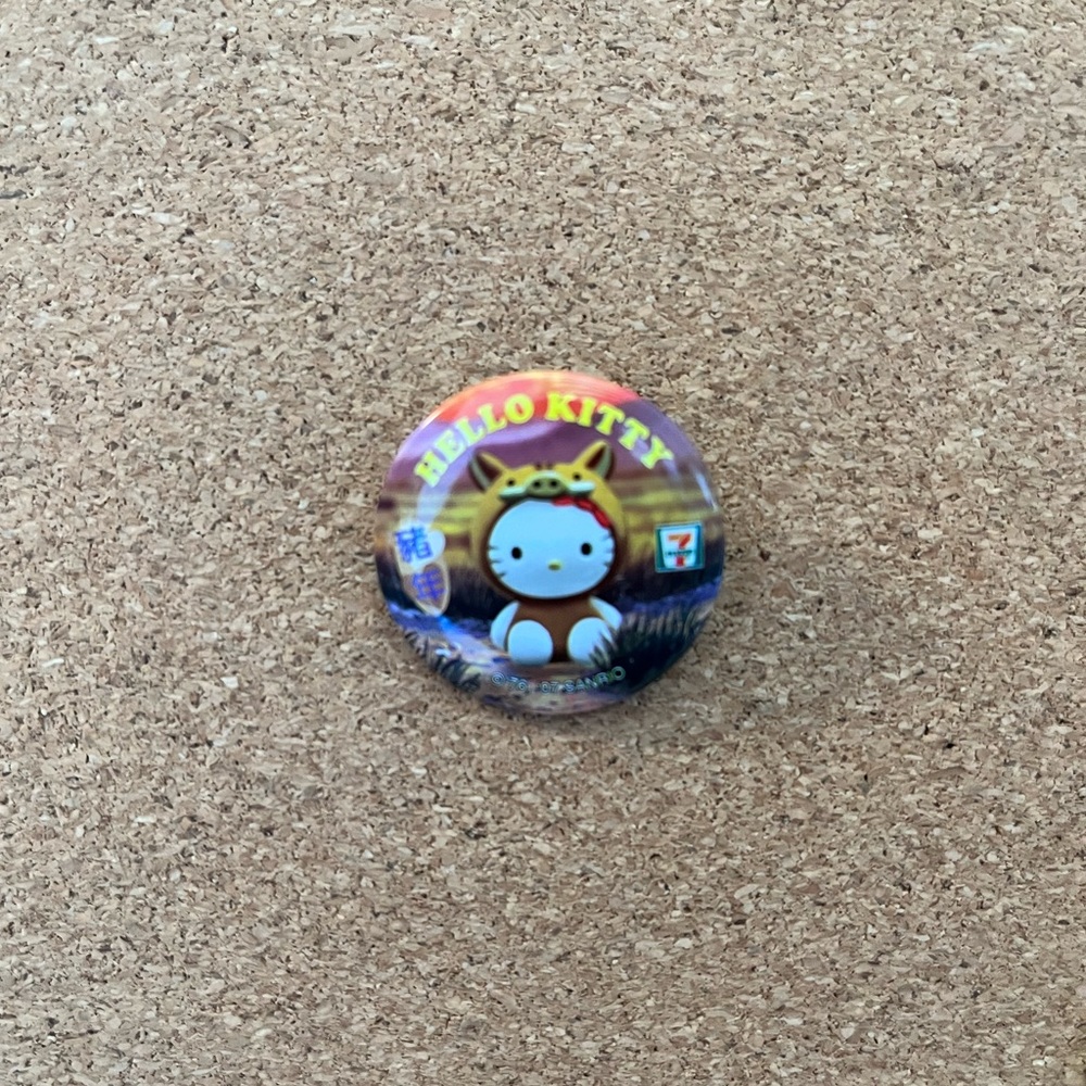 Rare HELLO KITTY 7-11 Pin Back Button Bag Charm Collectible Costume Badge Sanrio